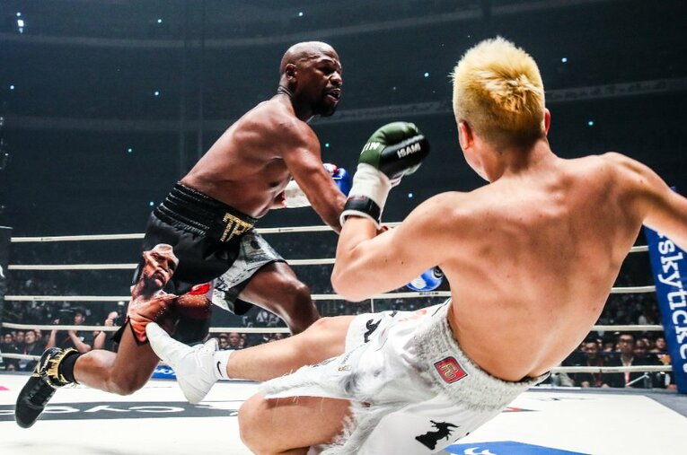 フロイド・メイウェザー・ジュニアと那須川天心による世紀の対決が行われた2018年の大晦日。カウンターが顔をかすめたことで表情が一変したメイウェザーは、無敗の“神童”から3度のダウンを奪った ／ photograph by RIZIN FF Susumu Nagao