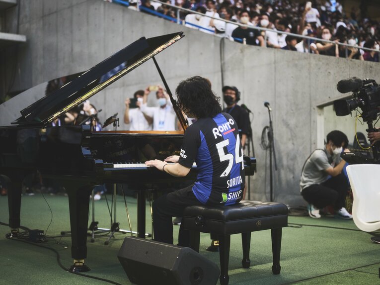 反田さんのピッチ上での生演奏　©Yuki Suenaga