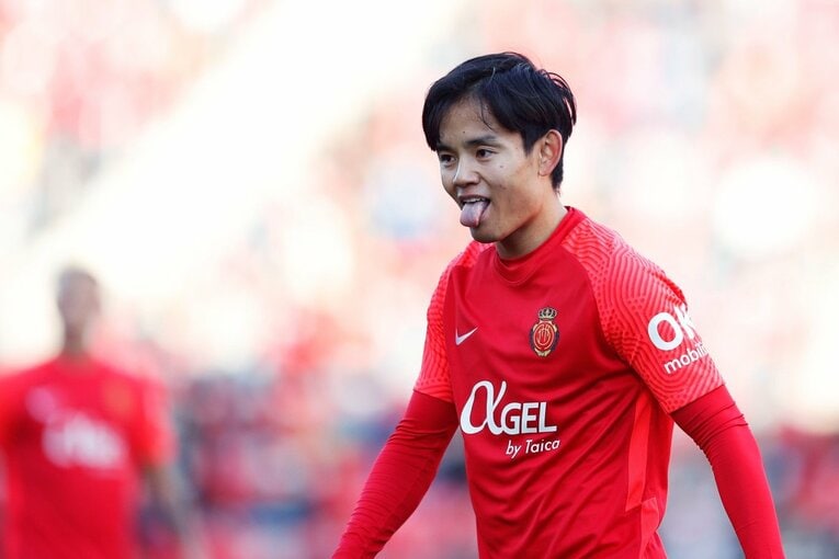 久保建英“オレが蹴る”FK弾→手荒い祝福に「い、痛いんですけど」 カメラマンが至近距離でとらえた一撃と、ファンから“感謝の大拍手”(21)