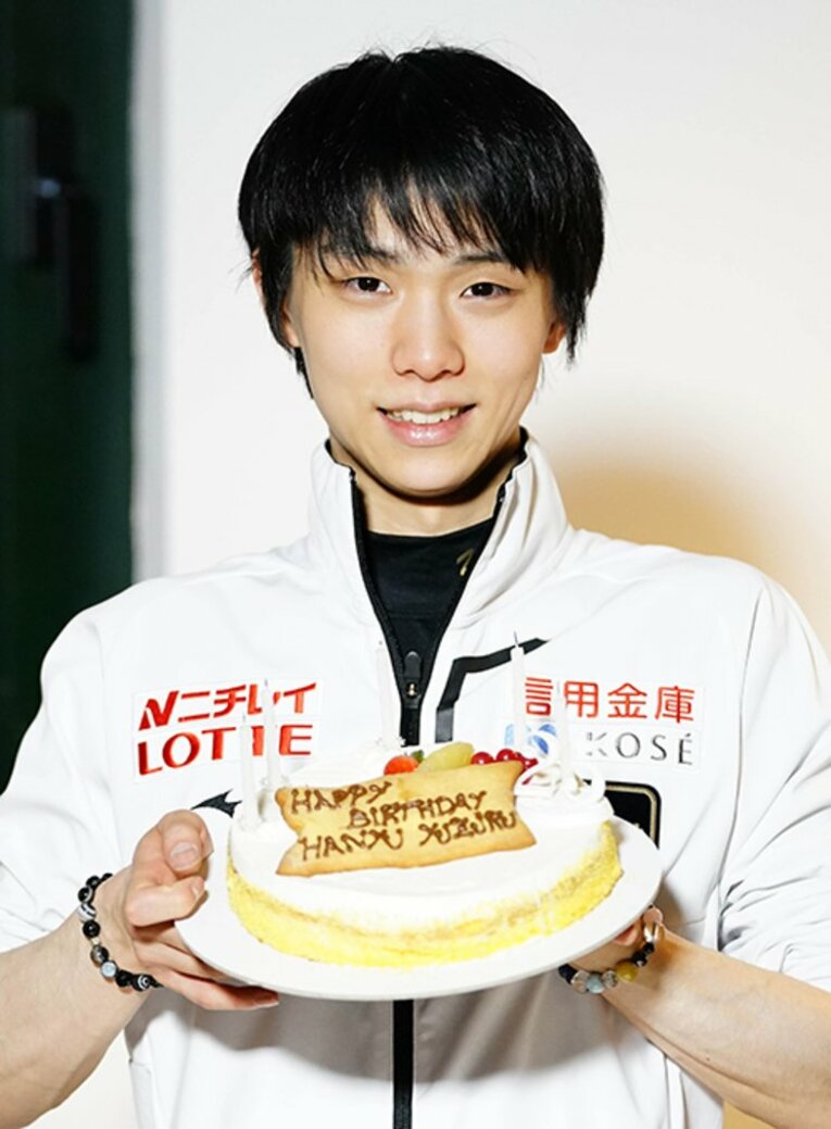 誕生日ケーキを手に笑顔を見せてくれた羽生結弦 ／ photograph by Yutaka Nagakubo/The Sports Nippon