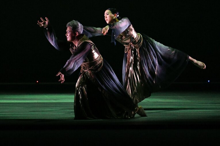 「母への永遠の愛を滑りたいな」浅田真央が明かすアイスショー『Everlasting33』に込めた“愛”「誰も見たことのない景色を届けたい」(55)