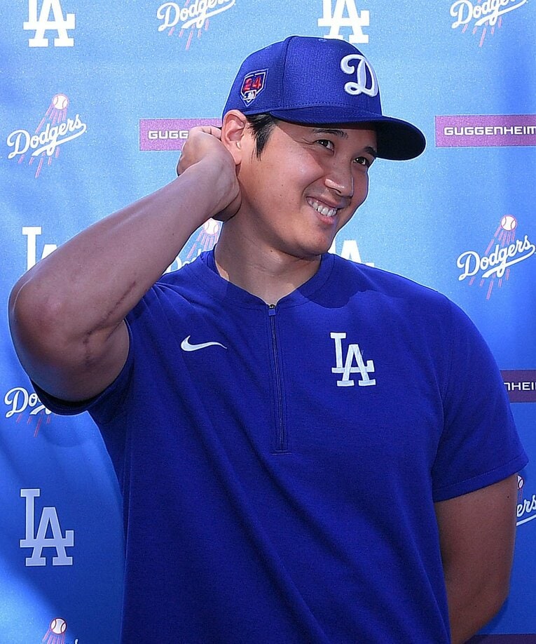 現地で取材に応じる大谷　©JIJI PRESS