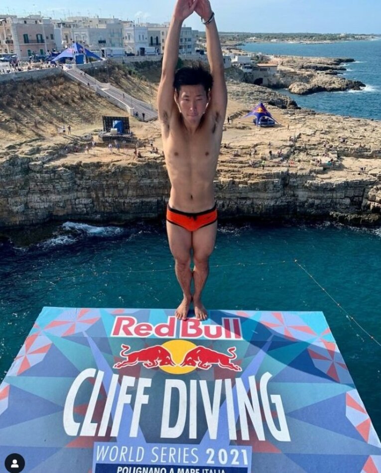 2021年のレッドブル・クリフダイビングのイタリア大会で使用された飛込台に立つ荒田／本人のインスタグラムより