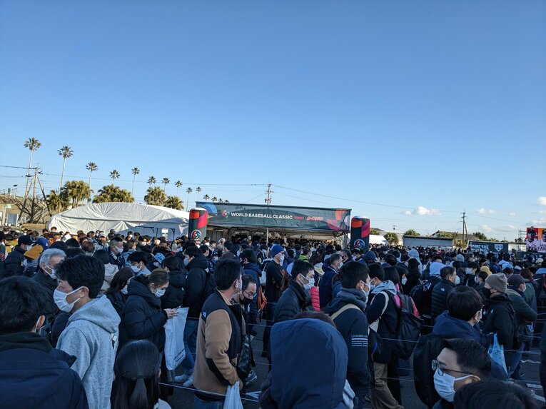 始発で来てもユニフォームゲットは難しかったようだ ©Aki