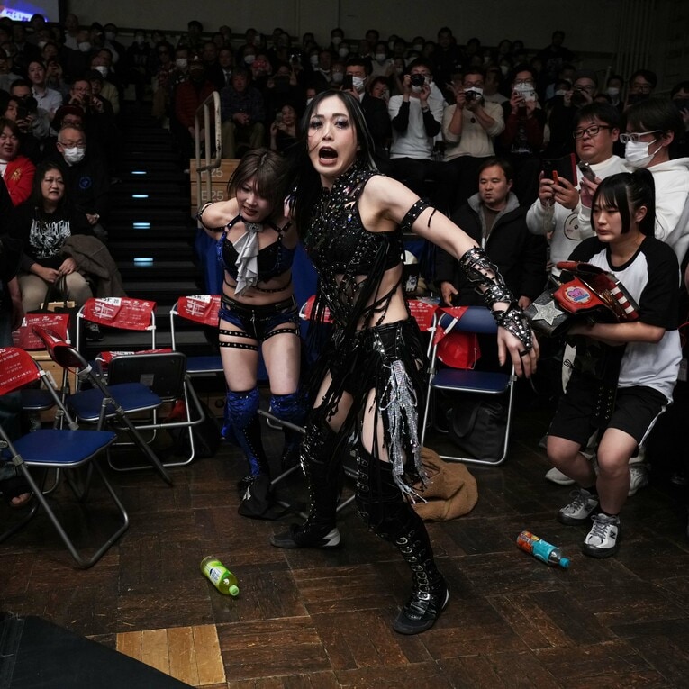 場外で安納サオリを引きずり回す上谷沙弥。12月8日、後楽園ホール　©Essei Hara