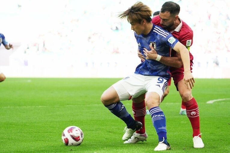 アジア杯インドネシア戦、上田綺世がペナルティエリア内で掴まれ倒された…VARの結果PKに　©︎Getty Images