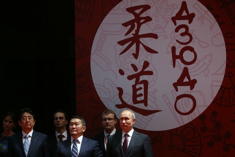 2017年、ウラジオストクで開催された柔道の国際大会に出席したプーチン、安倍晋三首相（当時）ら　©Getty Images