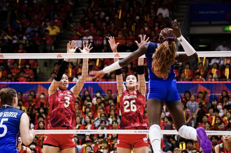 島村春世、佐藤淑乃（VNLフランス戦）　©︎Volleyball World