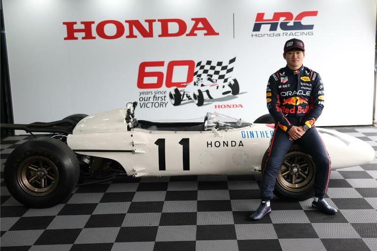 角田とレッドブルが東京・お台場で派手にデモランした『Red Bull Showrun x Powered by Honda』の模様　©Getty Images / Red Bull Content Pool