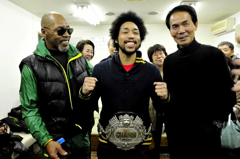 2014年2月10日、無敗のまま9連勝で日本スーパーフェザー級王座に輝いた内藤律樹。父のカシアス内藤、『一瞬の夏』作者の沢木耕太郎氏と ／ photograph by Kokou Sekine