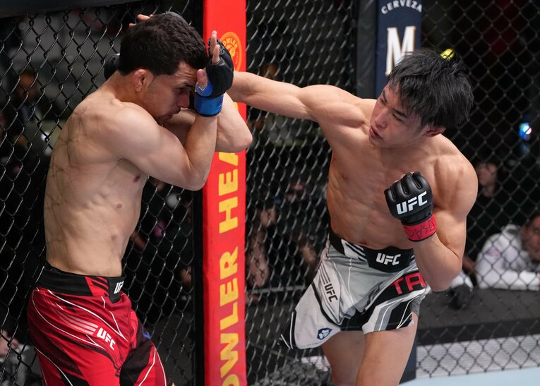 2022年5月14日のUFCデビュー戦。危なげなく判定勝利をおさめた　©Getty Images