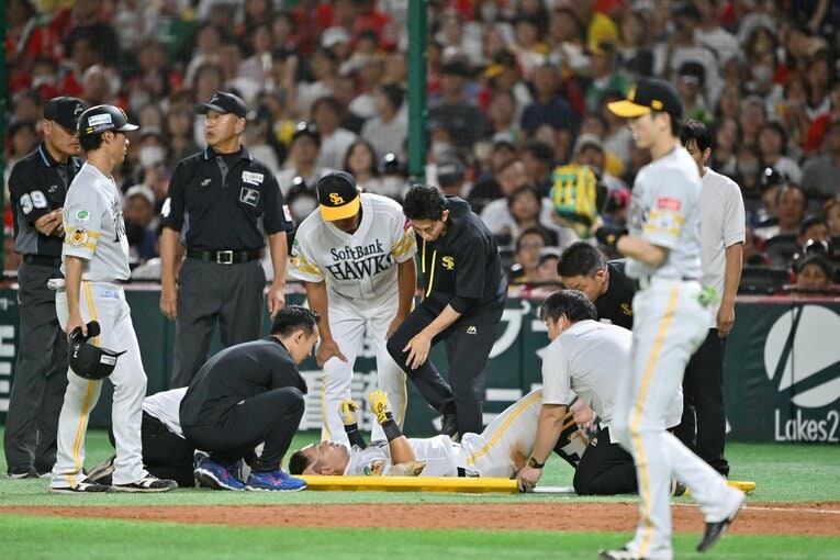 ［第4戦］ホークス中村晃が一ゴロで不運な悶絶の一部始終　©Hideki Sugiyama