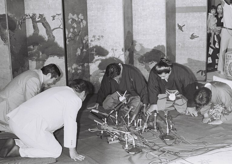 1981年、横綱昇進伝達の使者を迎える千代の富士と九重親方　©BUNGEISHUNJU