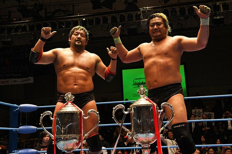 左から石川修司195センチ、130キロ。諏訪魔188センチ、120キロ。2つの巨大な山は、ベテランになっても強い！ ／ photograph by Essei Hara