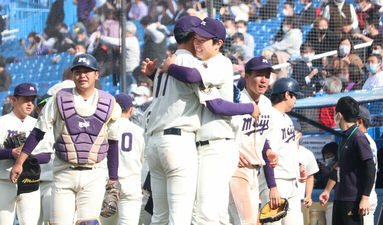 プロ入りした入江の最終試合で抱擁を交わす竹田　　©JIJI PRESS
