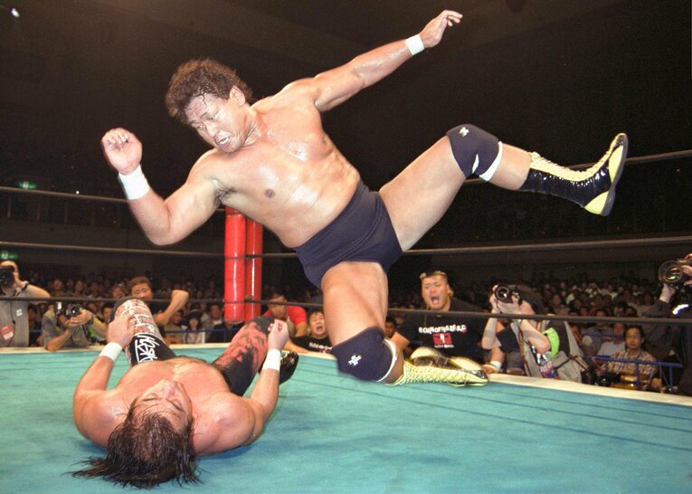 エルボーで武藤を攻め立てる天龍　©︎東京スポーツ新聞社