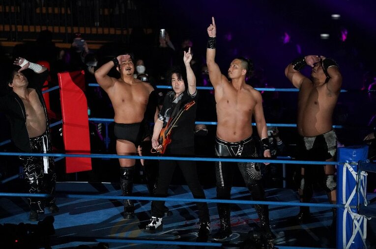 3月21日、橋本真也の「爆勝宣言」などで知られる作曲家・鈴木修の演奏に乗って入場したジェイク・リー ／ photograph by Essei Hara