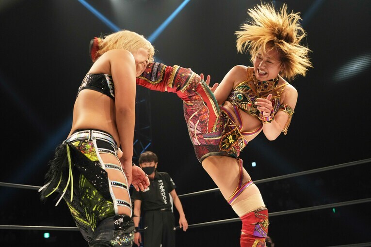 小波に強烈なハイキックを見舞う朱里