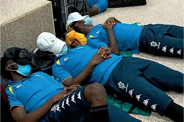 ガボン代表団はバンジュール空港の地面で一夜を過ごすことになった ／ photograph by Facebook Fédération Gabonaise de Football