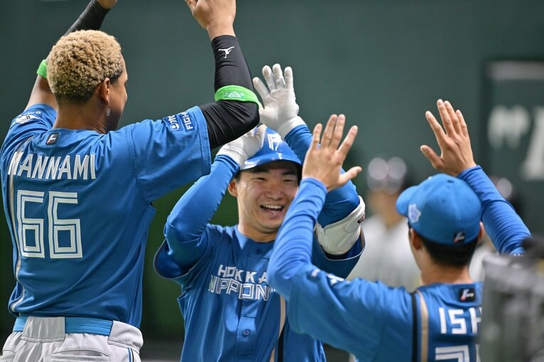 ［第3戦］ホームランに大喜びの山縣　©Hideki Sugiyama