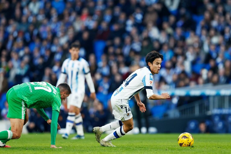 ニュルッとした動きで相手をかわす久保　©Daisuke Nakashima