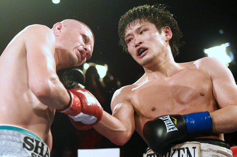 亀海喜寛とヘスス・ソト・カラスとの第1戦。この激闘が「ザ・リング」誌のファイト・オブ・ザ・イヤー候補となり、亀海はアメリカでの評価を上げた ／ photograph by Naoki Fukuda