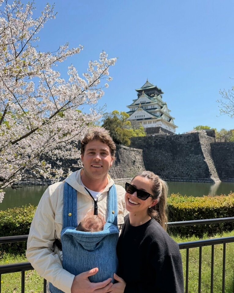 満開の桜と大阪城をバックに　©Chiba Lotte Marines