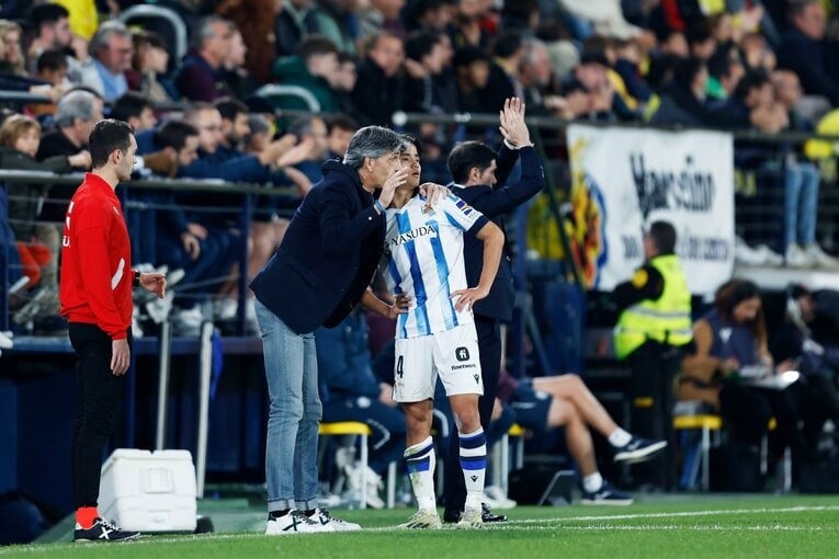 相手のラフプレーに軸を崩さなかった久保だが、指揮官の力強い指示には左腕に仰反った　©Daisuke Nakashima