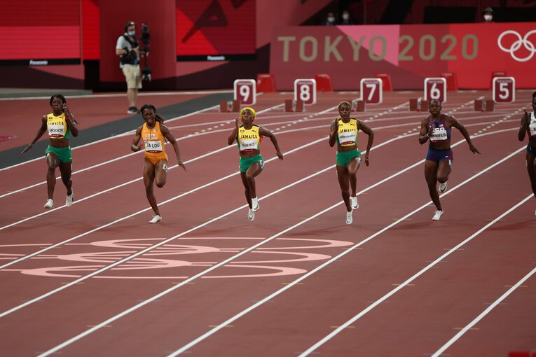 陸上女子100m決勝にはセパレートユニフォームを選択しない選手も出場した　©Shinya Mano／JMPA