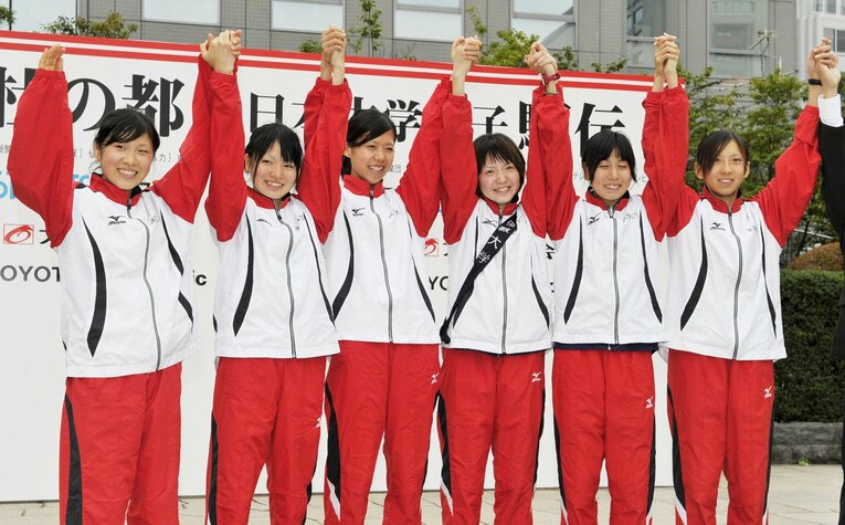 1年時、連覇を成し遂げた6区間のメンバーと前田（左から2番目）　©kYODO