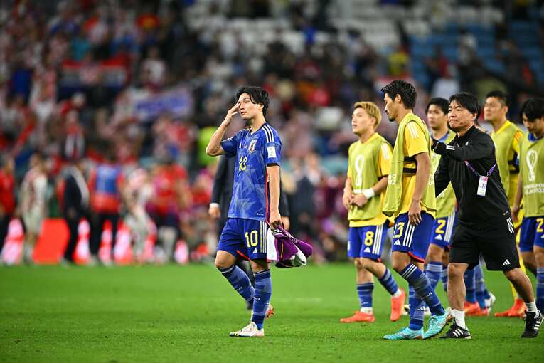 気持ちの整理のつかない表情でピッチをあとにする南野　©Takuya Kaneko／JMPA