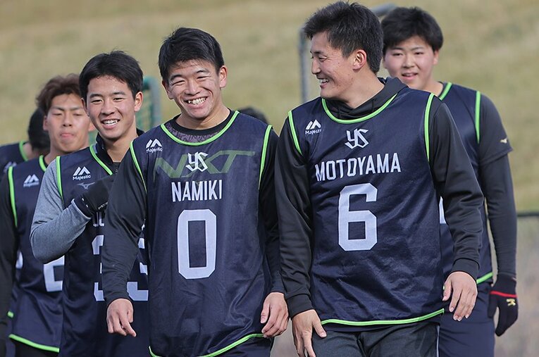 ヤクルトの新人合同自主トレで笑顔を見せる並木（左）。背番号「0」を背負ってダイヤモンドを駆け回る ／ photograph by Sankei Shimbun