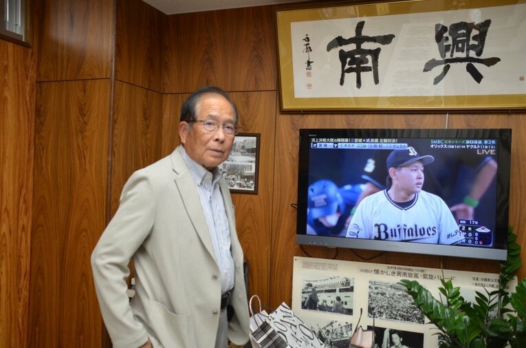 日本シリーズを見る我喜屋優監督　©︎Yasuko Maeda