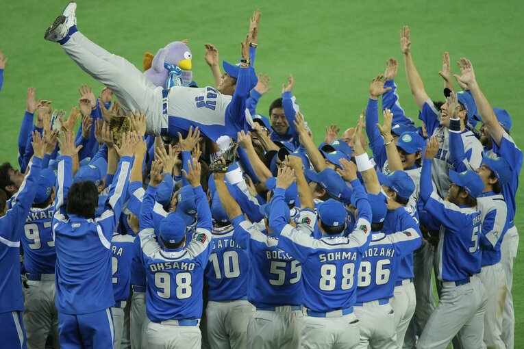 2008年、監督として優勝を飾った渡辺久信　©BUNGEISHUNJU