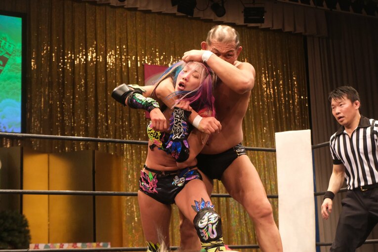 「スターダムをクビになって…」人気女子プロレスラーが初告白　ウナギ・サヤカ“超満員の自主興行”に密着して感じた「不思議な風格」(40)