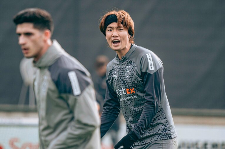 トレーニングで声を張り上げる板倉滉（27歳）。不完全燃焼で終えたアジアカップを今、改めて振り返った ／ photograph by Taisei Iwamoto