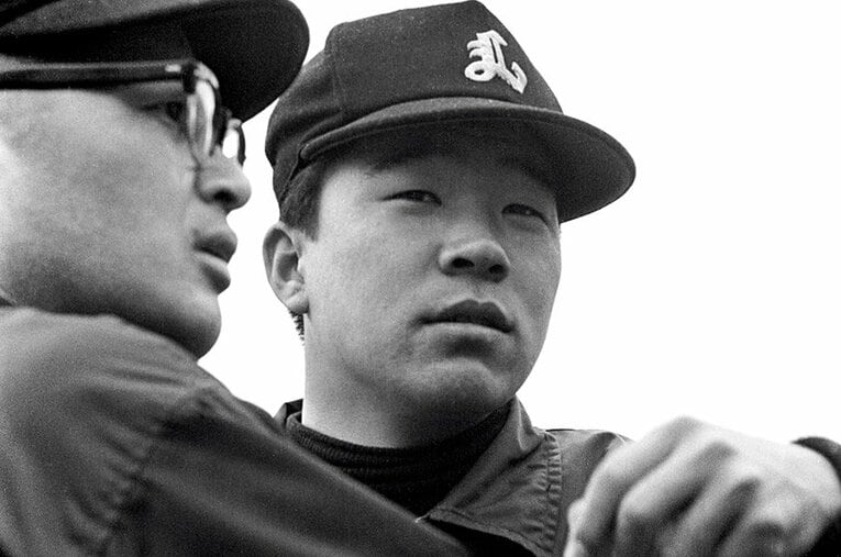 プロ野球史上No.1投手を探る旅。第4回で取り上げる投手は稲尾和久だ（1962年撮影。左は川上哲治監督） ／ photograph by BUNGEISHUNJU