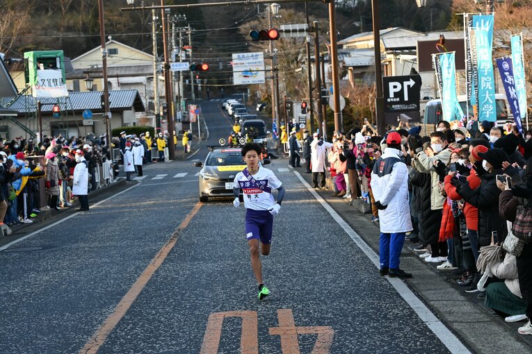 6区・伊藤。父は山梨学院大のランナーだったが、箱根駅伝には出走が叶わなかった　©JMPA