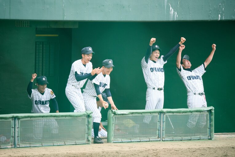 笑顔で両手を突き上げる　©Asami Enomoto