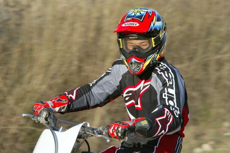 モトクロスでトレーニングする加藤大治郎　photograph by Satoshi Endo