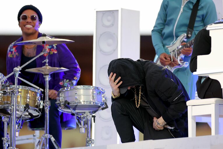 2022年スーパーボウルのハーフタイムショーで「膝つき」パフォーマンスを行ったエミネム。人種差別に抗議するコリン・キャパニックへの連帯を示した　©Getty Images