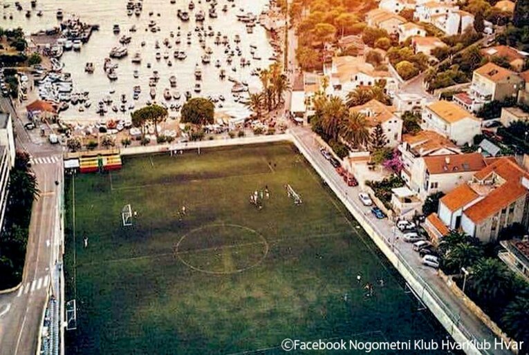 地中海に浮かぶ小さなフヴァル島は、“世界一のサッカー濃度”を誇る土地。(2)