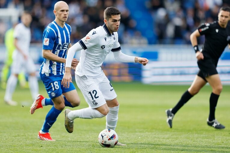 久保建英22歳ケガの悲運→相手DFが痛めた足をストレッチ、“元恩師”の敵将も心配そうに…撮影者が肌で感じる「バスク対決、タケへの敬意」(10)