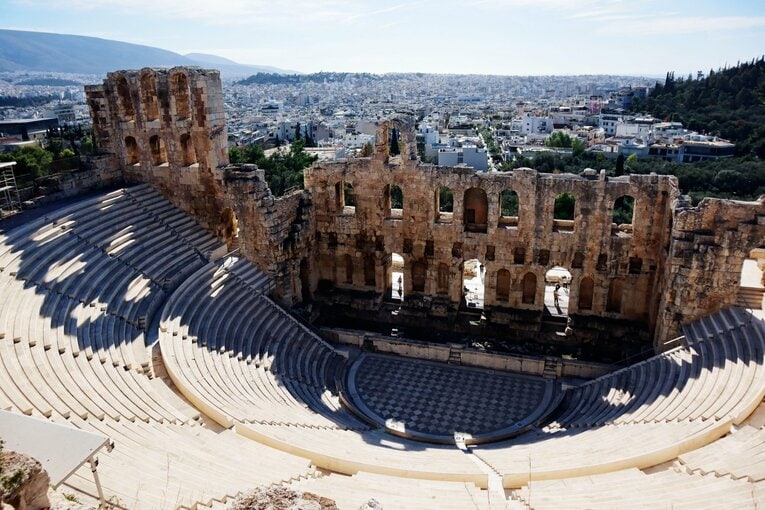 アテナイのアクロポリスにある音楽堂跡越しにアテネの街並みが広がる