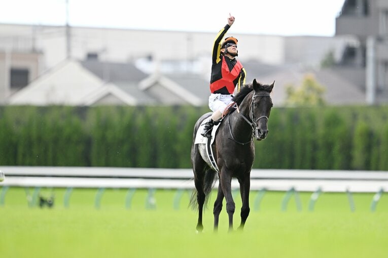 天を指さす北村友一。クロワデュノールの馬名の意味はフランス語で「北十字星」 ©Keiji Ishikawa