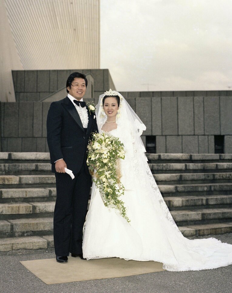 1981年、東京カテドラル聖マリア大聖堂にて挙式　©東京スポーツ／アフロ