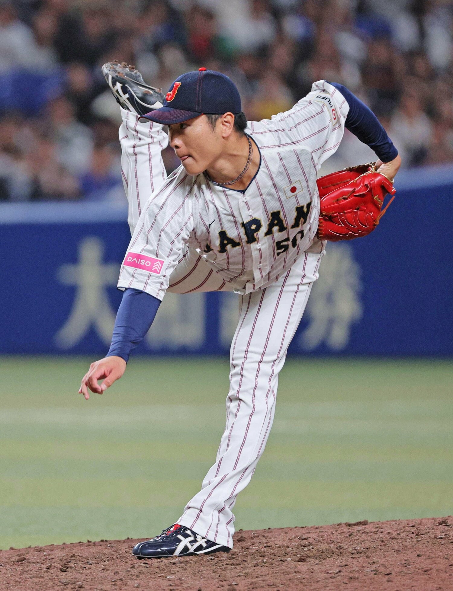 豪州戦で9回のマウンドを託された清水達也の躍動感あふれるフォーム　©︎JIJI PRESS