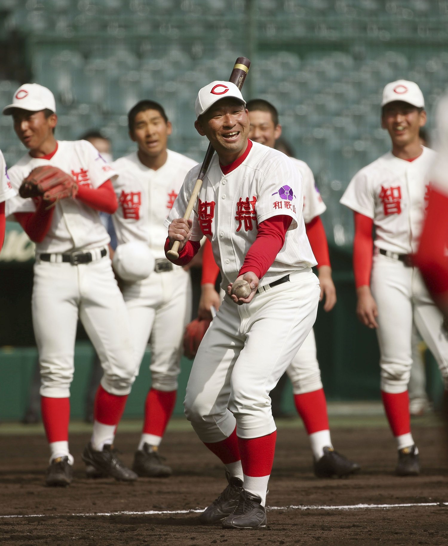 笑顔でノックする中谷監督（19年センバツ）©︎KYODO