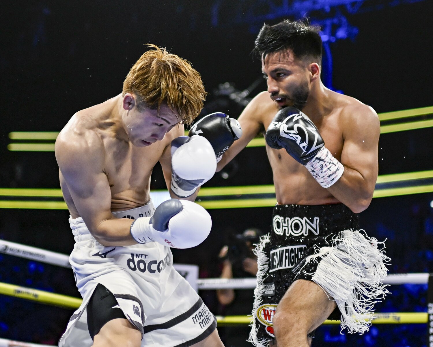 ジャブを中心に、井上相手にも前に出たカルデナス　©Hiroaki finito Yamaguchi