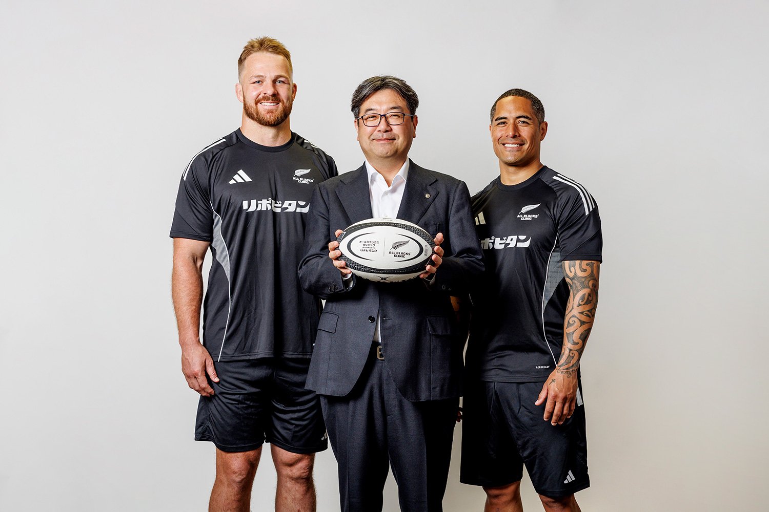 大正製薬・上原茂社長（中）、アーロン・スミス（右）、サム・ケイン（左）　©Kiichi Matsumoto